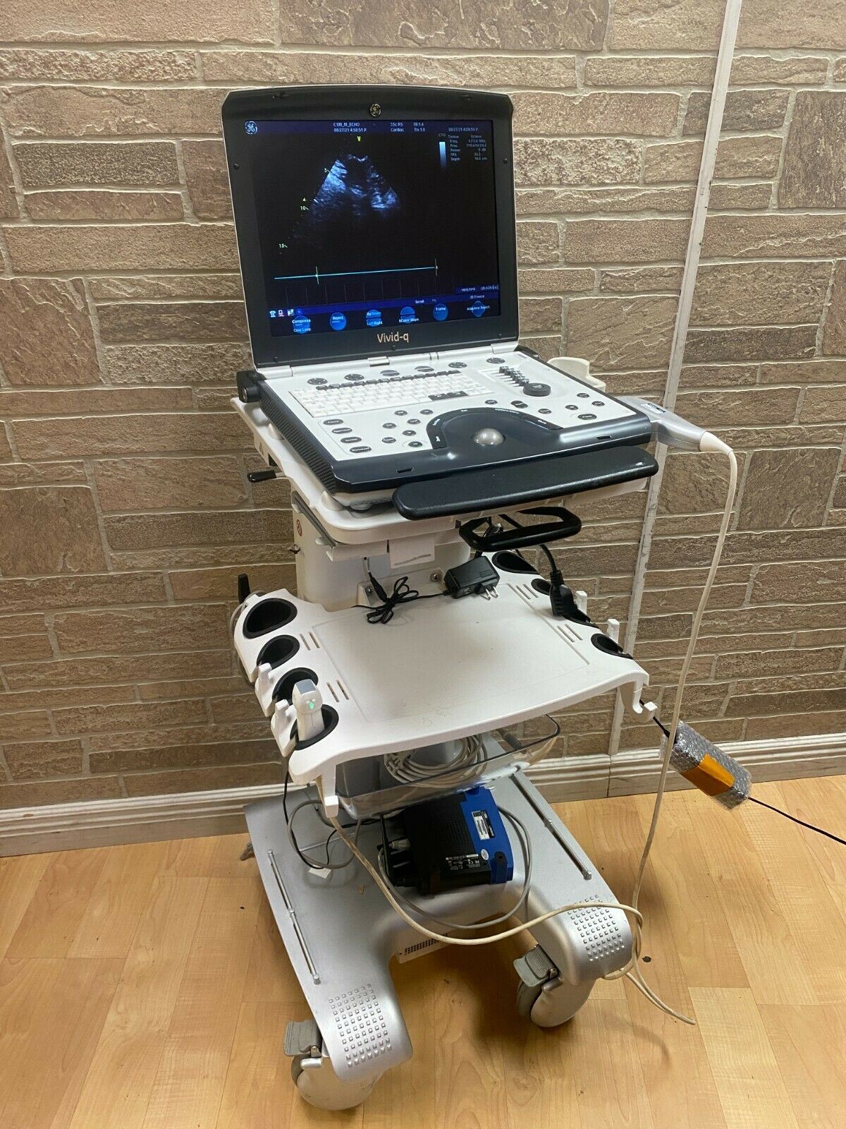 GE VIVID Q PORTABLE ULTRASOUND MACHINE WITH OOBE PHASED ARRAY PROBE 3SC RS DIAGNOSTIC ULTRASOUND MACHINES FOR SALE