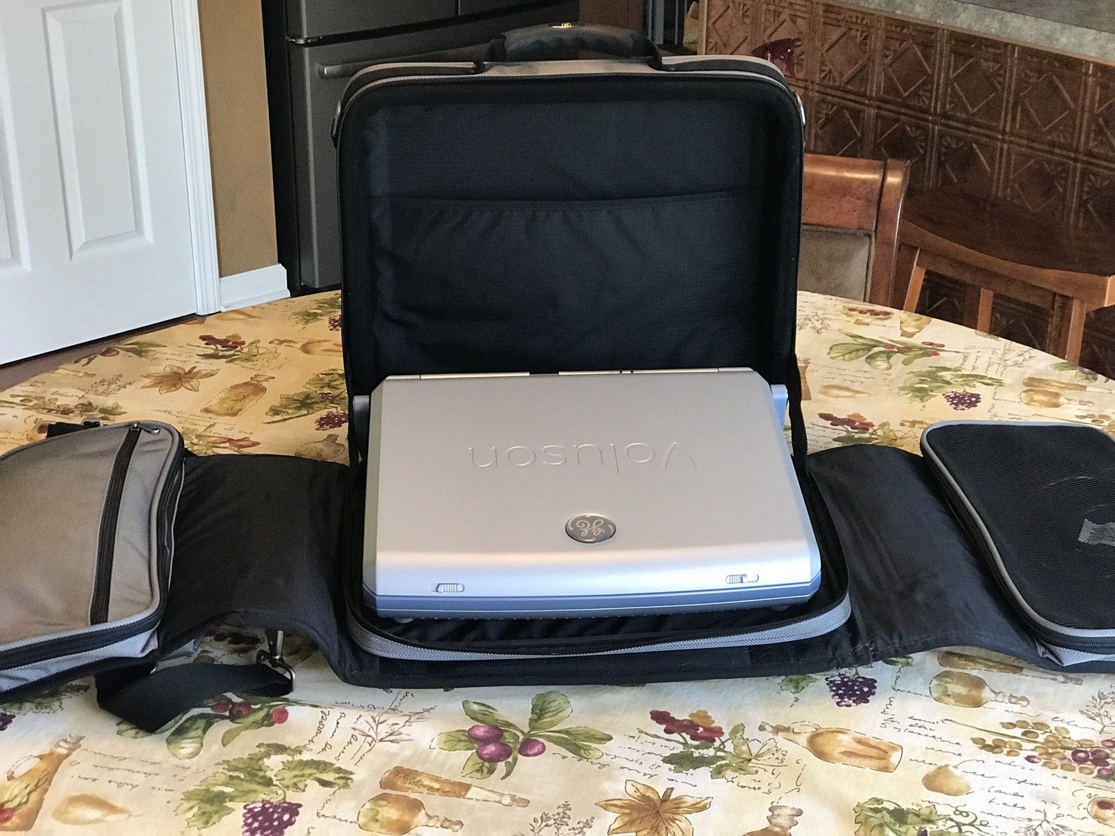 Voluson i BT11 3D/4D GE Portable Ultrasound Machine including 3D/4D probe DIAGNOSTIC ULTRASOUND MACHINES FOR SALE