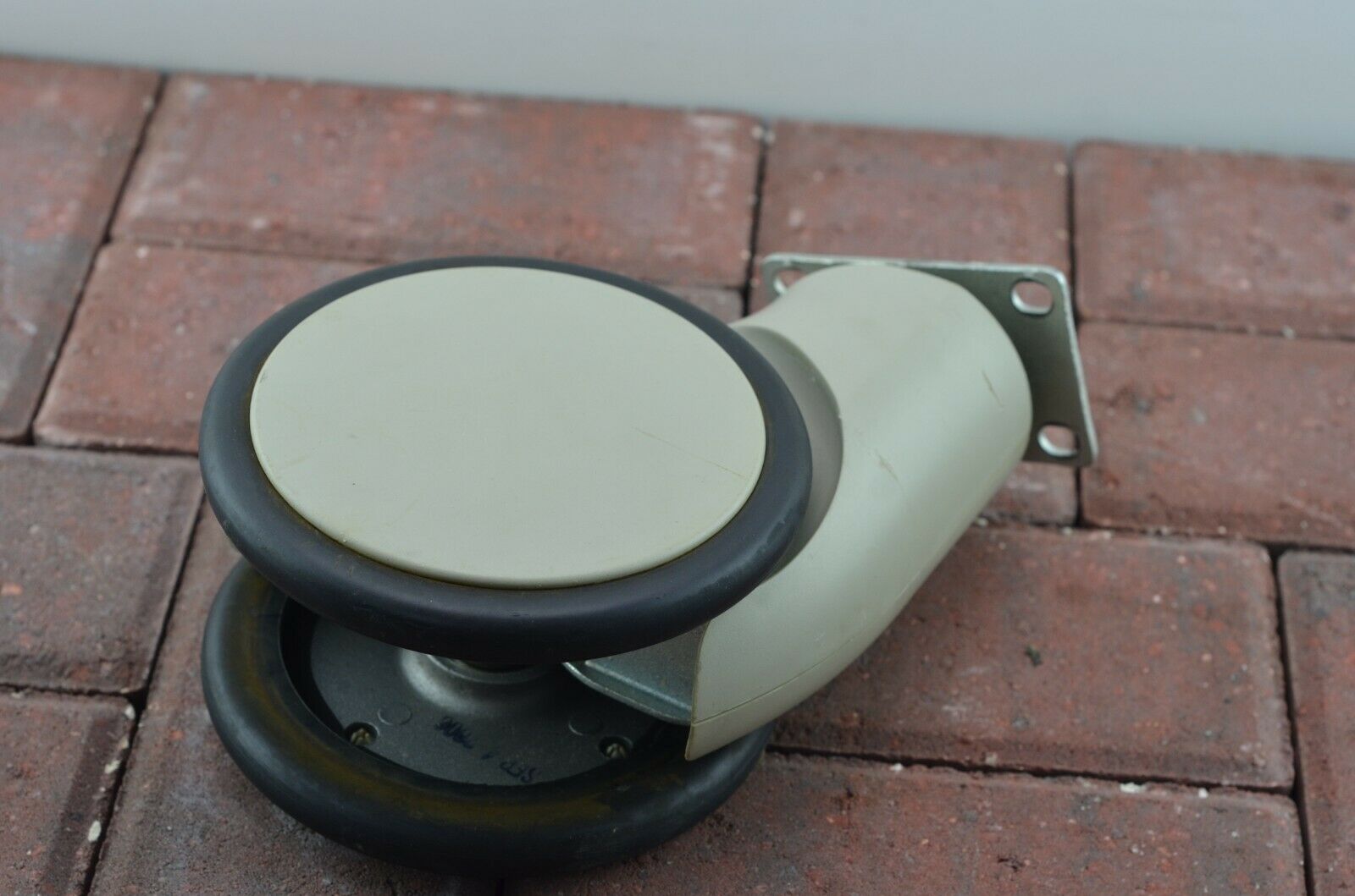 GE LOGIQ E9 Ultrasound Machine Wheel 2979695 (2006) DIAGNOSTIC ULTRASOUND MACHINES FOR SALE