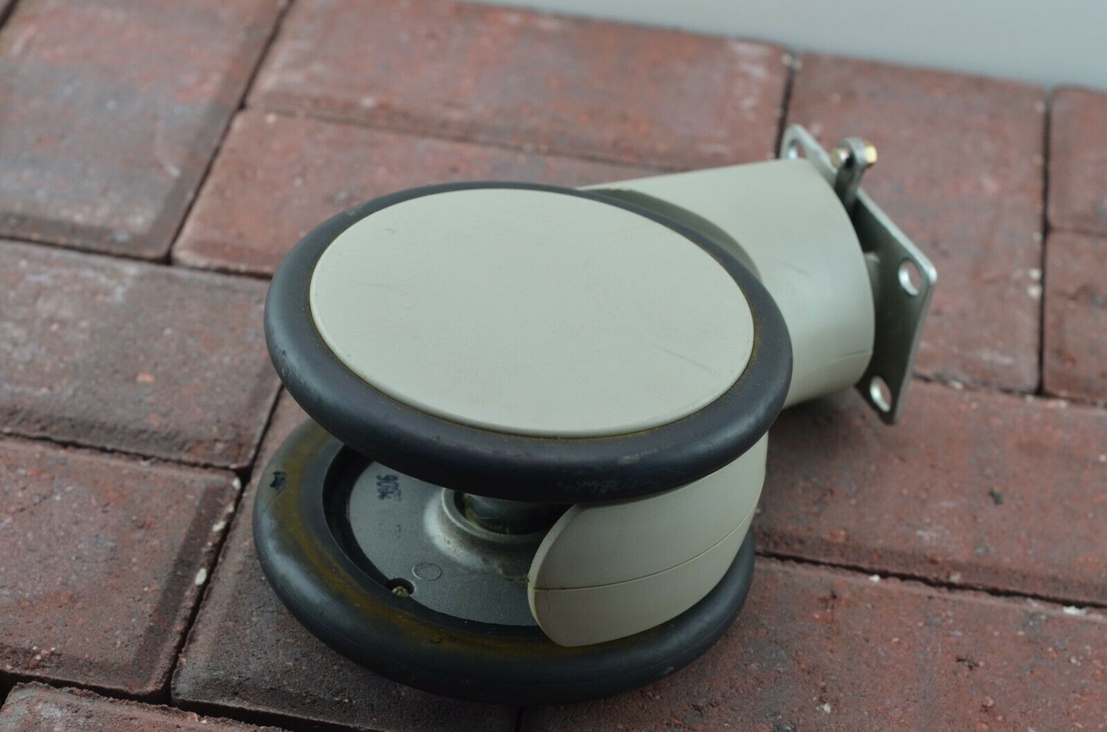 GE LOGIQ E9 Ultrasound Machine Wheel 2979695 (2006) DIAGNOSTIC ULTRASOUND MACHINES FOR SALE