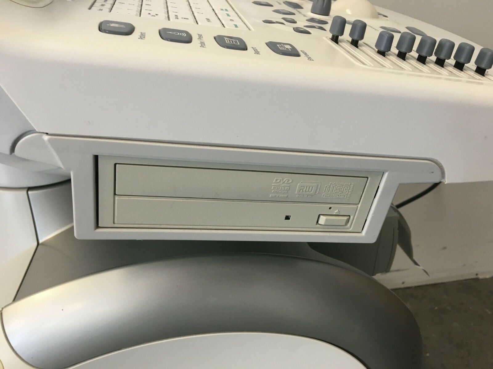 GE LOGIQ P3 Ultrasound R1.0.4 W/2 Probes 4C 2401359 E8C 2297883 Sony Printer DIAGNOSTIC ULTRASOUND MACHINES FOR SALE