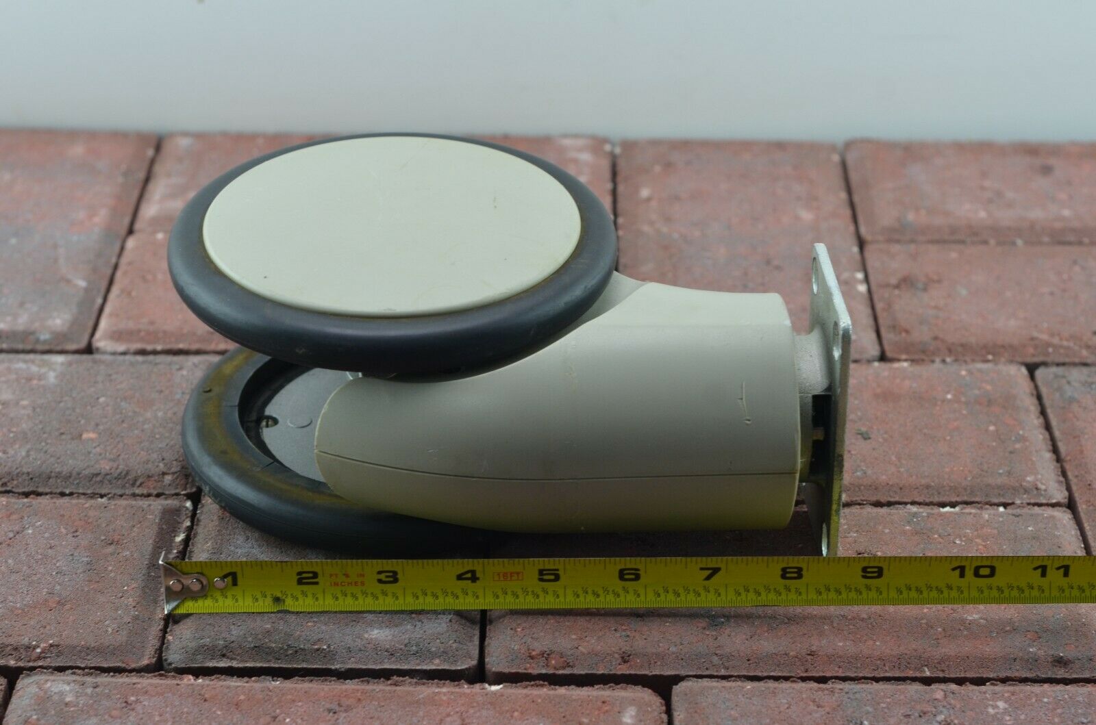 GE LOGIQ E9 Ultrasound Machine Wheel 2979695 (2006) DIAGNOSTIC ULTRASOUND MACHINES FOR SALE