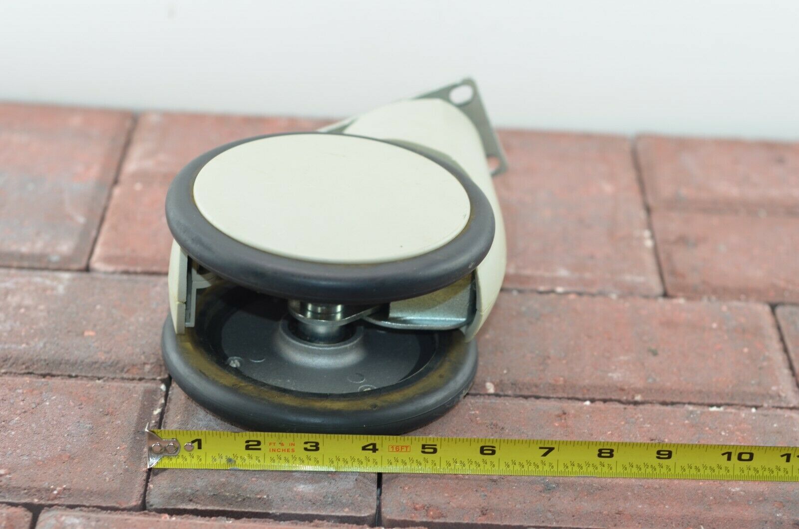 GE LOGIQ E9 Ultrasound Machine Wheel 2979695 (2006) DIAGNOSTIC ULTRASOUND MACHINES FOR SALE